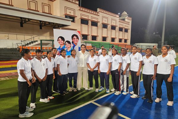 अंतरराष्ट्रीय क्रिकेटर हरलीन देओल ने हॉकी अकादमी के खिलाडि़यों से की मुलाकात, दिया मेहनत और आत्मविश्वास का मंत्र