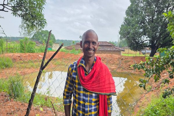 सेवा संकल्प अभियान-2026 : सेवा की कहानी: खाली पड़ी जमीन बनी आजीविका का सहारा, डबरी निर्माण से पहाड़ी कोरवा किसान फूना राम ने शुरू किया मछली पालन