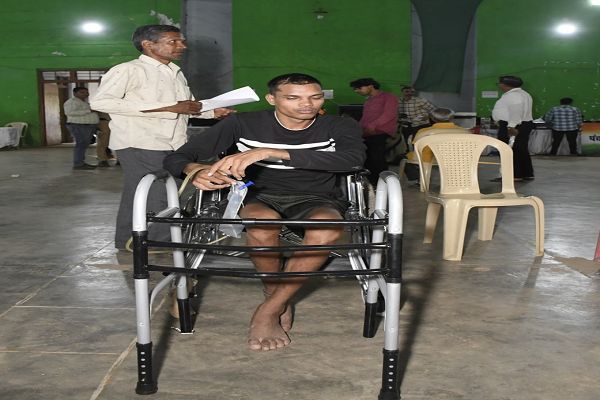 सेवा संकल्प अभियान से बदली लेखराम साहू की जिंदगी, व्हीलचेयर से वॉकर के सहारे घर लौटे