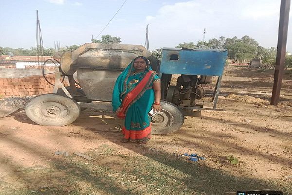 सेंट्रिंग प्लेट, टेंट हाउस, ट्रैक्टर एवं मिक्सर मशीन का संचालन कर रहीं हैं सुमित्रा