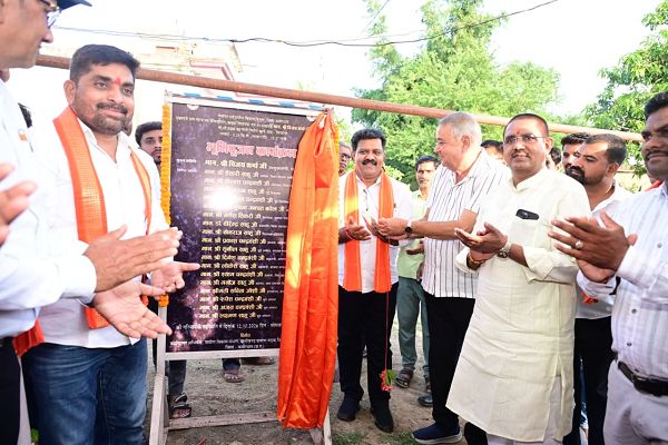  *उप मुख्यमंत्री एवं कवर्धा विधायक श्री विजय शर्मा ने 78.51 लाख रुपये के सीसी सड़क सह नाली निर्माण कार्यों का किया भूमिपूजन*