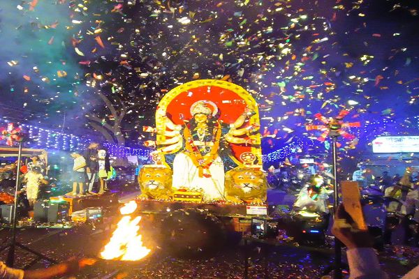  आतिशी रोशनी, कंफेटी और बबल इफेक्ट के बीच गरियाबंद में मां दुर्गा का भव्य स्वागत