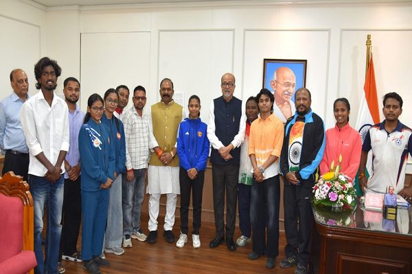 राज्यपाल श्री रमेन डेका से प्रदेश के उत्कृष्ट खिलाड़ियों ने की सौजन्य भेंट
