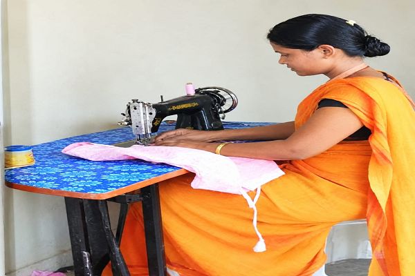  &rsquo;सेवा की कहानी&rsquo; : &rsquo;सिलाई से संवरी मंती की राह&rsquo; : &rsquo;हुनर के दम पर हर महीने कमा रहीं 5-6 हजार रुपये&rsquo;