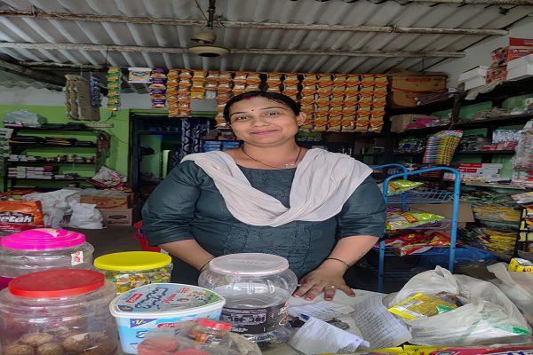 सेवा की कहानी : छोटी दुकान से थोक व्यापार तक प्रिया बनीं आर्थिक आत्मनिर्भरता की मिसाल