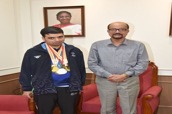 राज्यपाल श्री डेका ने की विशेष ओलंपिक में स्वर्ण पदक विजेता इभानन साहू की सराहना