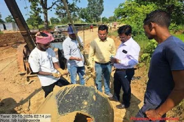 प्रधानमंत्री ग्राम सड़क योजना के कार्यों का अधीक्षण अभियंता ने किया सघन निरीक्षण