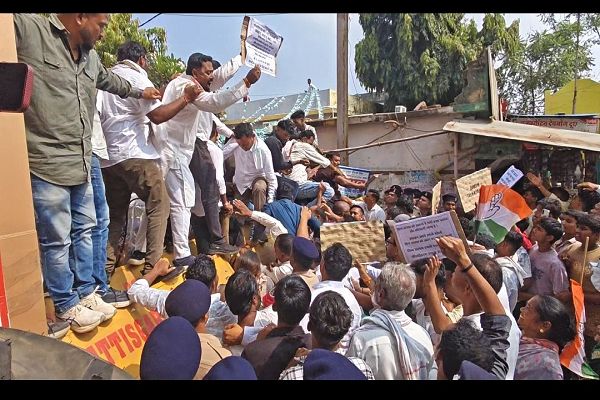  बीस सूत्रीय मांगों को लेकर जिला कांग्रेस कमेटी ने नगरपालिका का किया घेराव