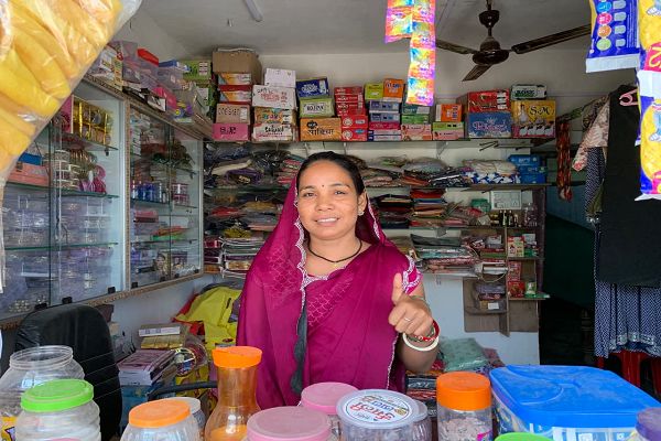 महतारी वंदन की राशि से पुन्नी ध्रुव की दुकान को मिला संबल