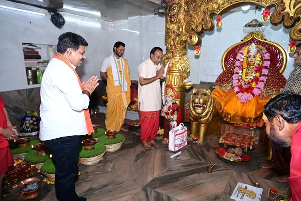  *उप मुख्यमंत्री श्री विजय शर्मा ने कवर्धा में मां महामाया और मां विंध्यवासिनी के दर्शन कर प्रदेश की सुख-समृद्धि और खुशहाली की कामना की*