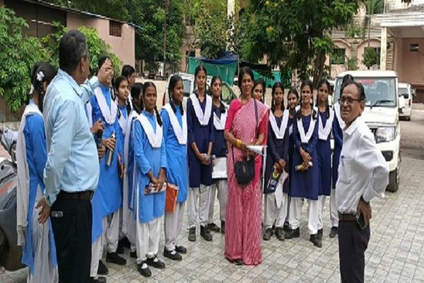 बिटिया/वर्क अभियान के तहत विद्यालयीन छात्राओं को कराया गया विभिन्न कार्यालयों का भ्रमण