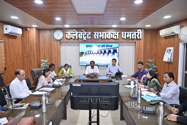 सीएम हेल्पलाइन के प्रकरणों का सर्वोच्च प्राथमिकता से करें निराकरण : कलेक्टर श्री अबिनाश मिश्रा