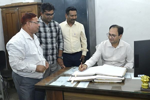 कलेक्टर ने किया जिला कोषालय का निरीक्षण