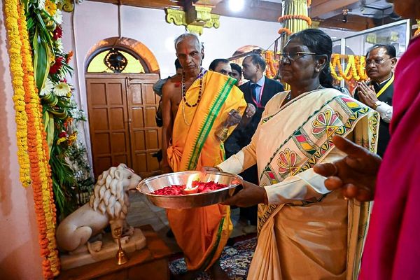 राष्ट्रपति श्रीमती द्रौपदी मुर्मु ने माँ दंतेश्वरी की पूजा-अर्चना कर देशवासियों की सुख-समृद्धि और खुशहाली की कामना की
