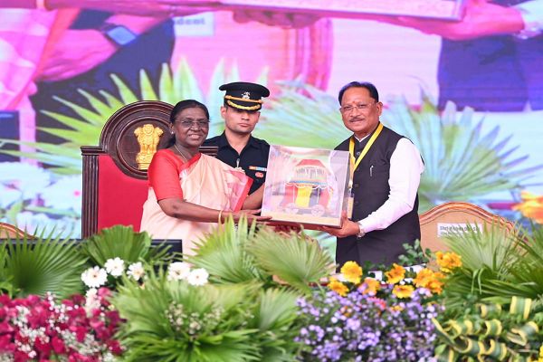 राष्ट्रपति श्रीमती द्रौपदी मुर्मु ने बस्तर दशहरा की अनूठी परंपराओं और जनजातीय संस्कृति की सराहना की