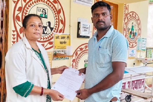 हेल्पलाइन की त्वरित पहल से सुरेश सारथी की बेटी को मिला जन्म प्रमाणपत्र
