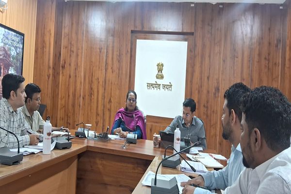 सभी ग्राम पंचायतों में निर्माण कार्य प्रारंभ कर ग्रामीणों को रोजगार उपलब्ध कराए -कलेक्टर श्रीमती तुलीका प्रजापति*   *विकसित भारत जीरामजी, प्रधानमंत्री आवास योजना ग्रामीण, स्वच्छ भारत मिशन ग्रामीण एवं एनआरएलएम सहित अन्य विभागीय कार्यो की हुई समीक्षा*