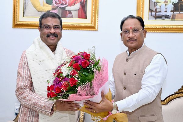 मुख्यमंत्री श्री विष्णु देव साय से सांसद श्री धर्मेंद्र प्रधान ने की शिष्टाचार भेंट