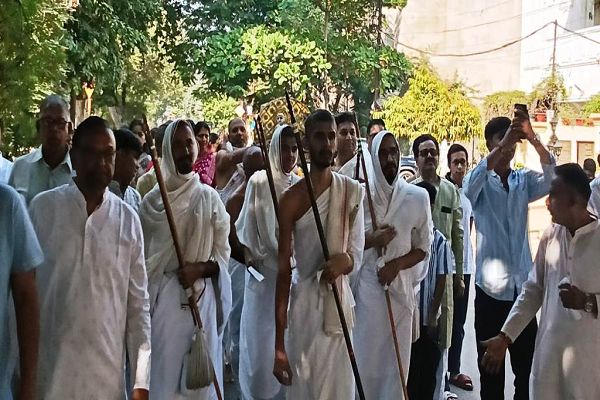 पटवा भवन में बच्चों ने नाट्य मंचन से जीवंत किए चारों दादा गुरुदेव के जीवन प्रसंग