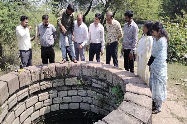 आयुक्त श्री तारन प्रकाश सिन्हा ने बेमेतरा जिले में वीबी-जी राम जी योजना के कार्यों का किया सघन निरीक्षण*   *ग्रामीणों को अधिक से अधिक रोजगार उपलब्ध कराने और निर्माण कार्यों में गुणवत्ता सुनिश्चित करने के दिए निर्देश*  *श्रमिकों के बीच पहुंचकर किया संवाद, एनएमएमएस ऐप में स्वयं दर्ज की उपस्थिति*  *जल संरक्षण, अधोसंरचना विकास एवं फलदार वृक्षारोपण कार्यों का लिया जायजा*