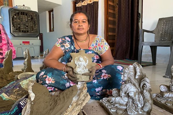 महतारी वंदन योजना से माधुरी पाडे के जीवन में आई खुशियों की नई रोशनी, इस दिवाली अपने हाथों से बना रही मिट्टी के दीये