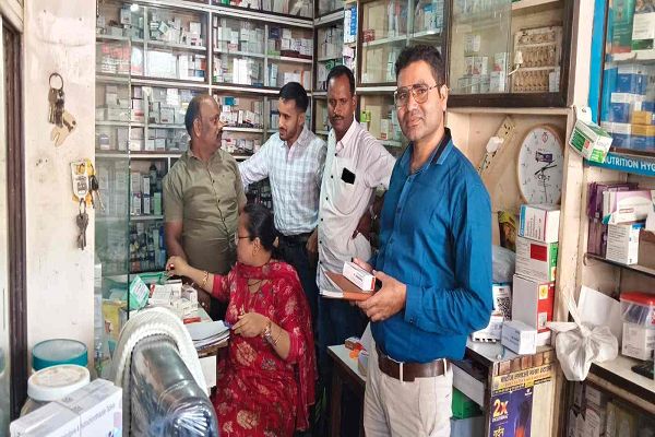 दुर्ग और भिलाई में खाद्य विभाग का छापा, अनियमितताएं मिलने पर दो मेडिकल स्टोर्स पर होगी कार्रवाई