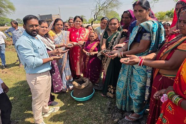 मखाना की खेती से आत्मनिर्भरता की ओर बढ़ रहीं धमतरी की महिलाएं