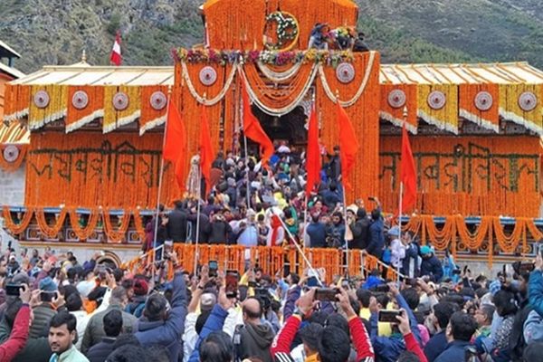 खुल गए बदरीनाथ धाम के कपाट, पावन पल के साक्षी बने हजारों श्रद्धालु