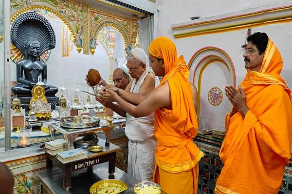 पर्युषण महापर्व के 8वें दिन बड़ा मंदिर में उत्तम त्याग धर्म की आराधना