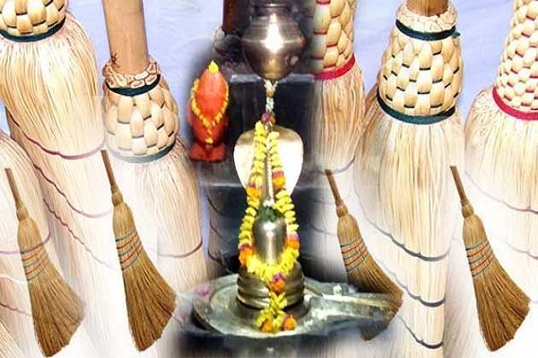इन मंदिरों में शिवलिंग पर झाड़ू चढ़ाने की परंपरा, जानिए इसके पीछे का कारण&hellip;