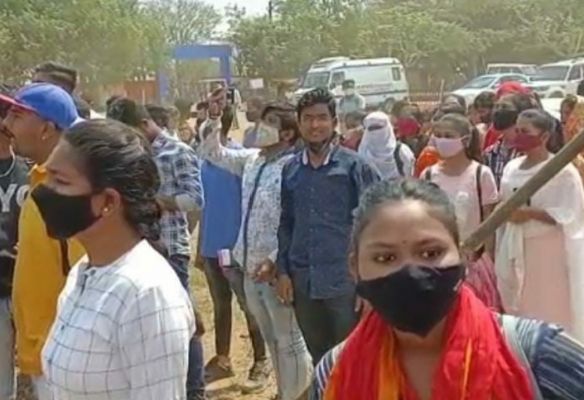 दीक्षांत समारोह में भी ऑनलाइन एग्जाम कराने के लिए जारी रहा विरोध राज्यपाल के सामने ही कुलपति मुर्दाबाद के लगे नारे