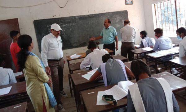 छत्तीसगढ़ में बोर्ड परीक्षा में नकल कराते पकड़ी गई शिक्षिका ब्लैक बोर्ड में लिखाकर करा रही थी सामुहिक नकल फिर अचानक पहुचे DEO फिर हुई ये कार्यवाही...