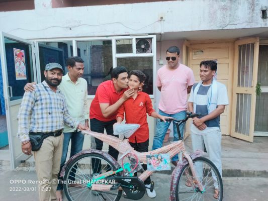 ए बी फिल्म्स इंटरटेनमेंट के निर्माता बॉबी खान ने इंस्टाग्राम यूजर्स भिलाई निवासी भूषण यादव को साइकिल दिया सप्रेम भेंट