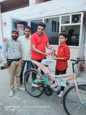 ए बी फिल्म्स इंटरटेनमेंट के निर्माता बॉबी खान ने इंस्टाग्राम यूजर्स भिलाई निवासी भूषण यादव को साइकिल दिया सप्रेम भेंट