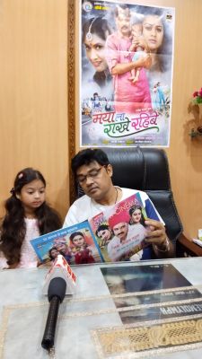 ए बी फिल्म्स इंटरटेनमेंट के निर्माता बॉबी खान ने इंस्टाग्राम यूजर्स राजनांदगाव निवासी तृषा सागर को साइकिल दिया सप्रेम भेंट