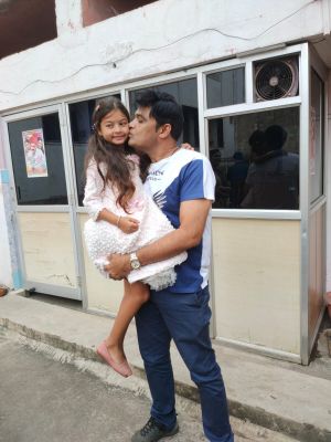 ए बी फिल्म्स इंटरटेनमेंट के निर्माता बॉबी खान ने इंस्टाग्राम यूजर्स राजनांदगाव निवासी तृषा सागर को साइकिल दिया सप्रेम भेंट