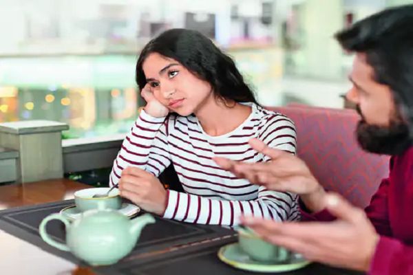 रिश्तों में कड़वाहट घोलने के लिए बस एक ताना ही काफ़ी होता है, जानिए कैसे?
