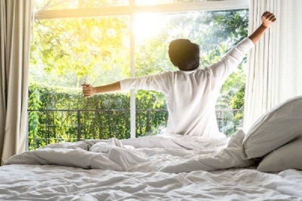 सुबह जल्दी उठना मनुष्य को स्वस्थ, धनी और बुद्धिमान बनाता है