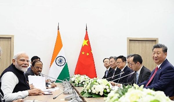 आखिर क्यों झुकता दिख रहा चीन