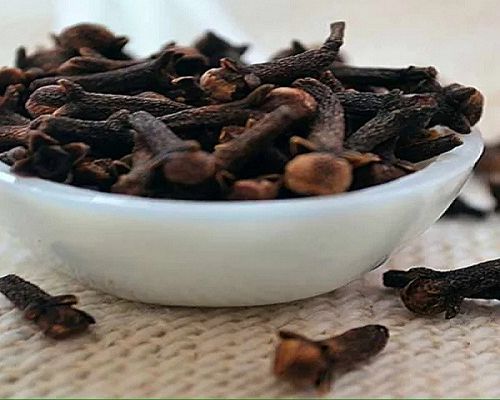  रात में 2 लौंग खाने से सेहत को मिलते हैं ये फायदे
