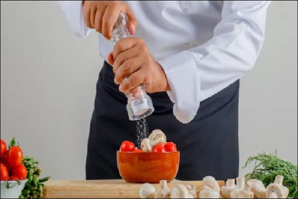 खाने में ज्यादा नमक क्यों है खतरनाक