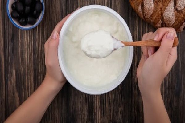 क्या आप भी फ्रिज से निकालकर तुरंत खा लेते हैं दही?