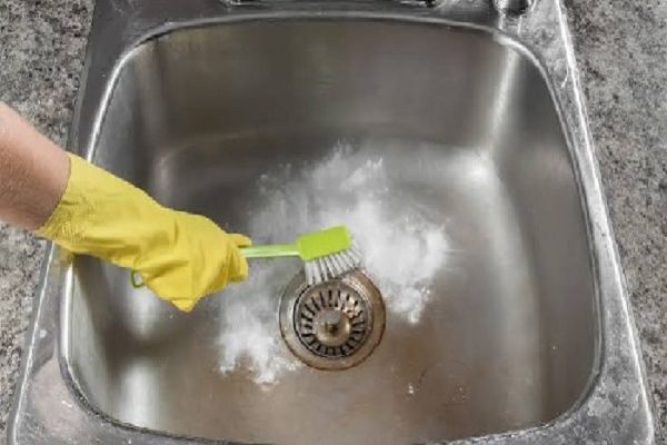 कास्टिक सोडा से करें किचन सिंक की सफाई