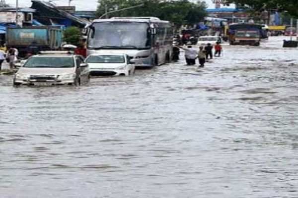 मुंबई में हाईटाइड को लेकर अलर्ट जारी किया गया है, मुंबई में भारी बारिश, जन जीवन अस्त-व्यस्त,