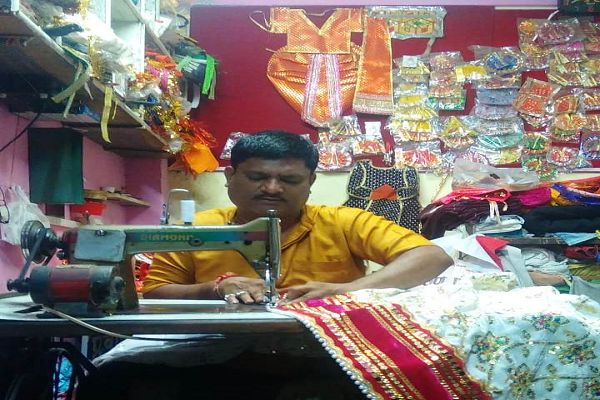  ये हैं भगवान के टेलर, तैयार करते है डिजाइनर कपड़े...