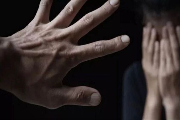 रिस्तेदार ने नहाते समय युवती किया दुष्कर्म