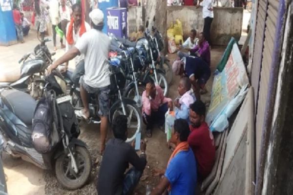 कटनी में कार ने मारी मोटरसाइकिल सवार को टक्कर.