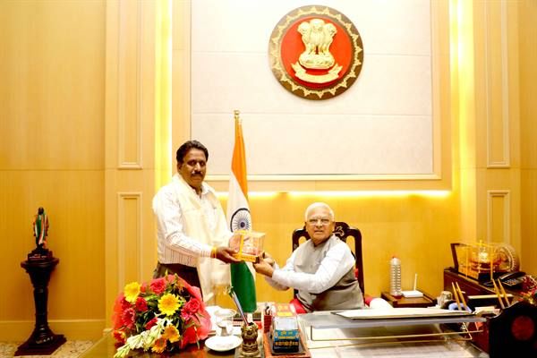 राज्यपाल श्री पटेल ने राजभवन के सेवानिवृत्त अधिकारी-कर्मचारियों को विदाई दी