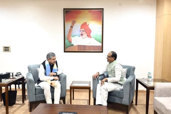 मुख्यमंत्री श्री चौहान की केन्द्रीय रेल मंत्री श्री वैष्णव से भेंट