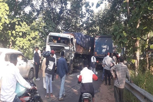 देवास में कालीसिंध के पुल पर हुआ गड्ढा, बड़े वाहन डायवर्ट करने से बरझाई घाट, कांटाफोड़ में जाम